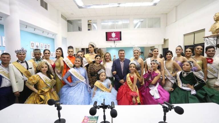 Candidatas y candidatos a reinados del Carnaval, junto a Reinas actuales, se toman la foto con el Alcalde y su esposa.
