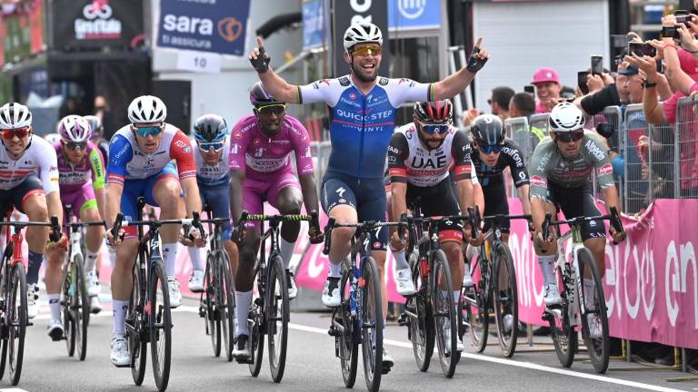 Mark Cavendish llega triunfal a la meta.