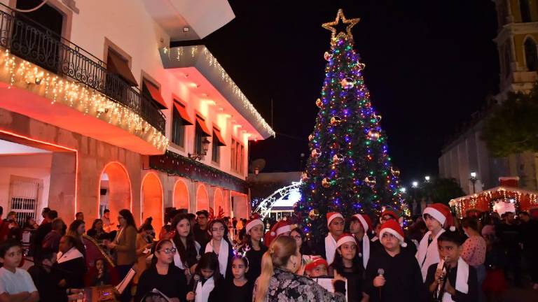 Niños y adultos disfrutaron el encendido del árbol navideño.
