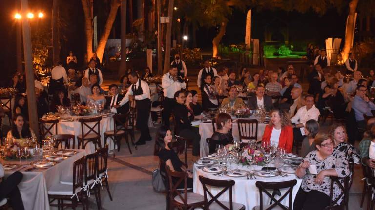Sinaloenes disfrutan de una cena y apoyan una causa.
