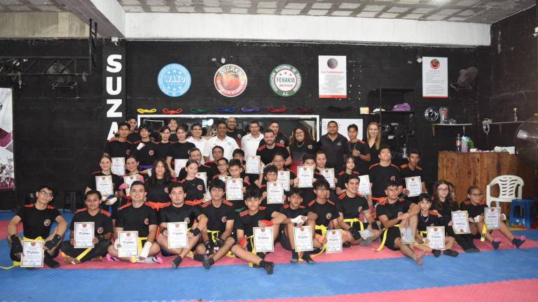 Los alumnos de la Academia de Kickboxing Suzaku muestran su reconocimiento.