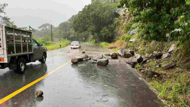 Hay cierre de circulación en ambos sentidos de la autopista México-Acapulco a la altura del kilómetro 360; y desbordamiento del Río Papagayo.