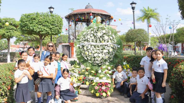 La ceremonia incluyó honores a la bandera en la explanada municipal y la colocación de guardias de honor junto a su busto en la plazuela que lleva su nombre.