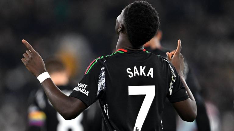 Bukayo Saka cierra el marcador.
