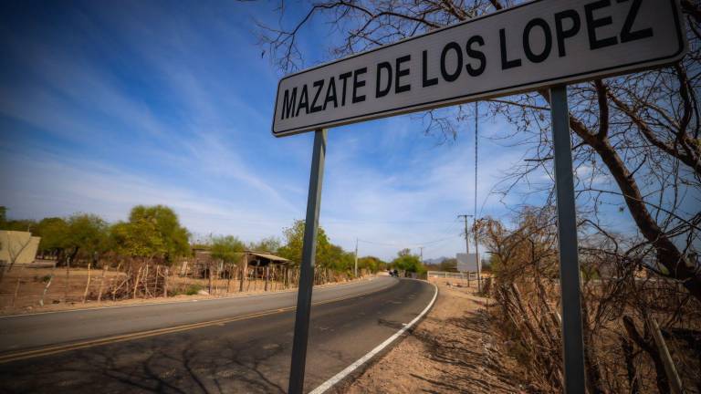 El Gobernador de Sinaloa Rubén Rocha Moya inauguró un tramo carretero en la zona rural de Mocorito.