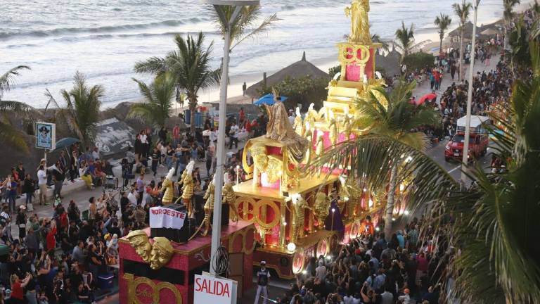 La Reina del Carnaval 2025, Lucero I, saludó a los asistentes desde su carroza real durante el desfile de este martes.
