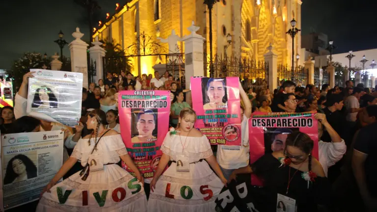 Un grupo de familiares y amigos de personas desaparecidas se manifestaron durante el evento.