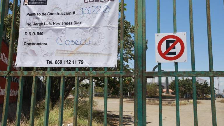 En las obras donde antes estaba la Plaza de Toros de Mazatlán, Jorge Luis Hernández aparece como responsable de los trabajos de Coseco.
