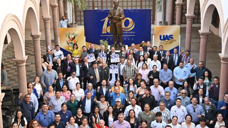 Ceremonia a los pies de la figura de Eustaquio Buelna Pérez para celebrar el 150 aniversario.