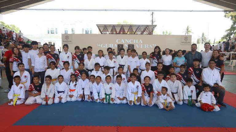 El equipo de Team Moreno se toma la fotografía del recuerdo en la Copa de Karate do Datemex 2024.