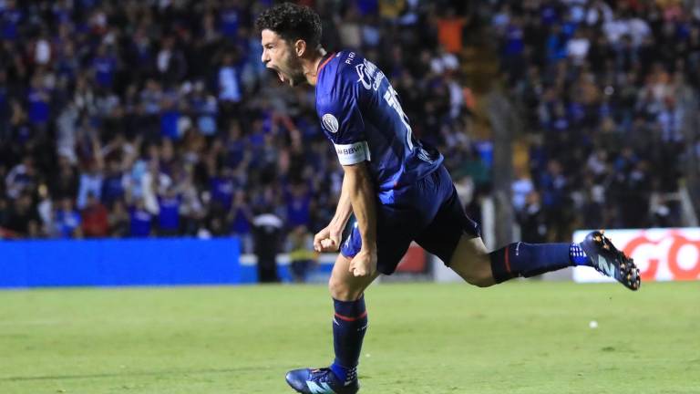 Ignacio Rivero marca el primer gol de Cruz Azul.