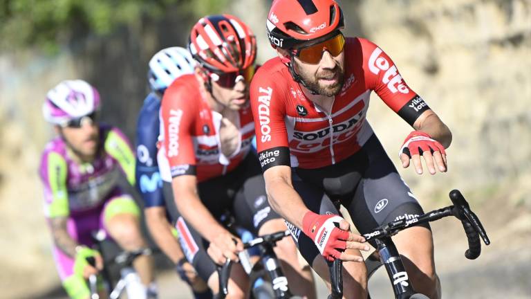 Thomas De Gendt gana en la escapada.
