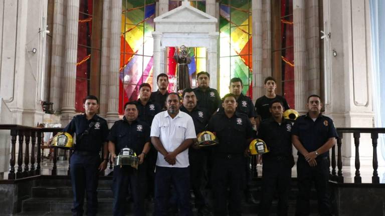 Durante la homilía, el sacerdote destacó que los bomberos son guardianes de la vida, cuyo compromiso deja huella en cada rescate.