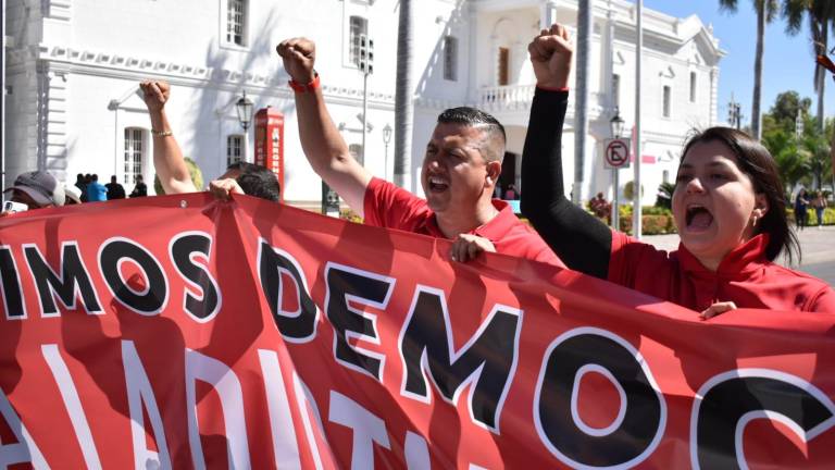 La manifestación se desarrolla al frente de Palacio desde las 14:00 horas y afecta el tráfico vehicular.