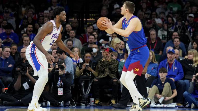 Joel Embiid se impuso en vibrante duelo a Nikola Jokic.