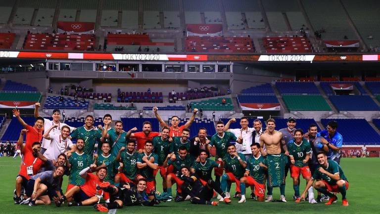 México festeja subir al podio olímpico.