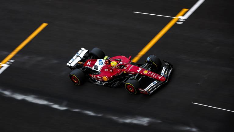 Hamilton tuvo un problema con su skid.