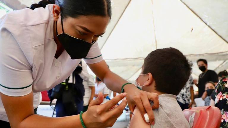 Niños de 5 a 11 años y adolescentes de 12 a 17 años reciben dosis de Pfizer.