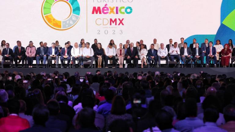 Gobernadores, secretarios de Turismo estatales, presidentes de Cámaras y Asociaciones del sector turístico y autoridades de los tres órdenes de gobierno.