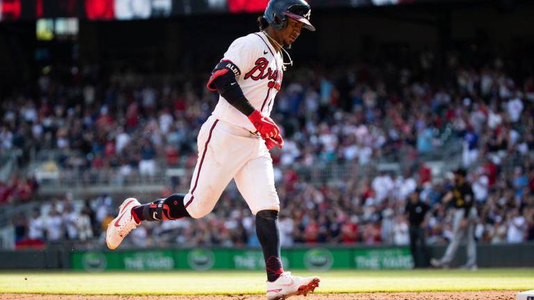 Ozzie Albies dio par de cuadrangulares, uno por cada lado del home.