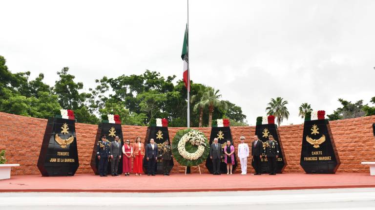 Autoridades civiles y militares honraron la defensa a la soberanía lograda por miembros del Heroico Colegio Militar.