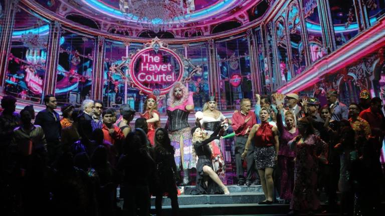 La nueva versión, muy innovadora y que se desarrolla en los años 80, conquistó al público presente en el Teatro Ángela Peralta.