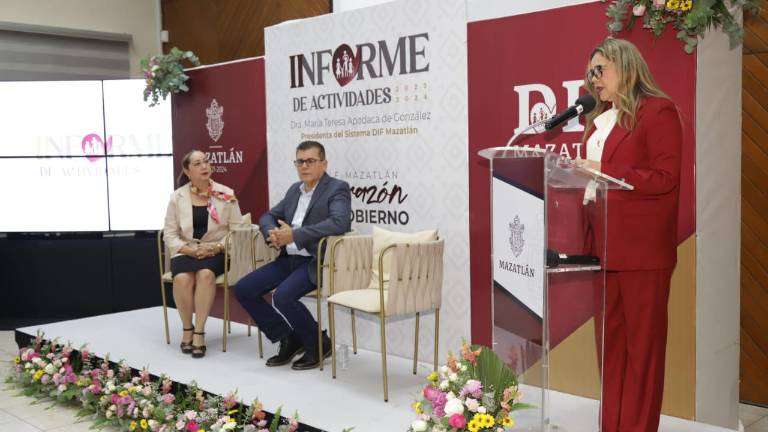 La presidenta del Sistema DIF Municipal, María Teresa Apodaca de González, entregó este miércoles su Informe de Actividades 2023-2024.