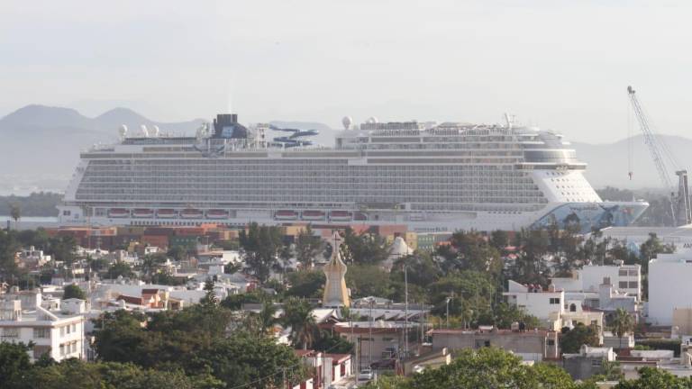 Crucero atracado en el puerto.