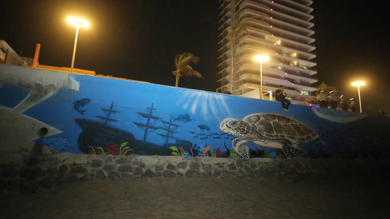 Especies marinas como tortugas y ballenas fueron plasmadas en los murales.