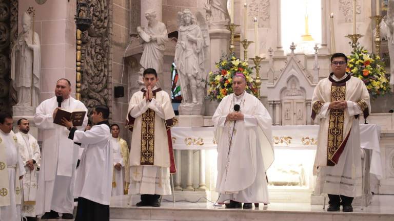 Decenas de personas que abarrotaron la Catedral Basílica de la Inmaculada Concepción.