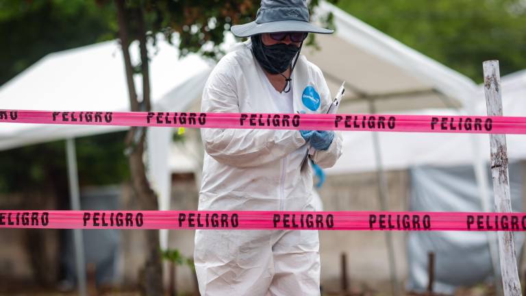 La exhumación de restos humanos se realiza en la fosa común del panteón 21 de marzo, en Culiacán.