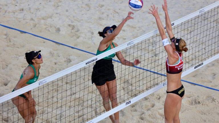 Atenas Gutiérrez y Abril Flores en su duelo de repechaje ante las hermanas Klinger de Austria, en el Campeonato Mundial de Voleibol de Playa Tlaxcala 2023.