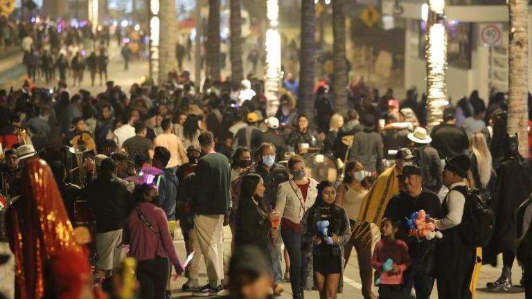 Cientos de personas ya carnavalearon la noche de este jueves en el Paseo Claussen y Olas Altas.