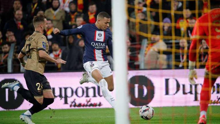Kylian Mbappé se prepara para disparar.