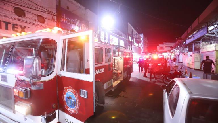 Bomberos Mazatlán y Bomberos Veteranos llegaron al mercado e inspeccionaron el local.