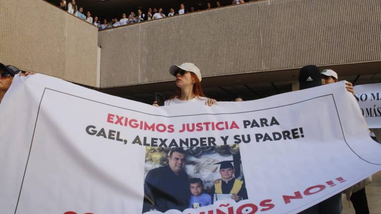 Manifestación en Palacio de Gobierno para exigir justicia por el asesinato de los niños Gael y Alexander, y de su papá.
