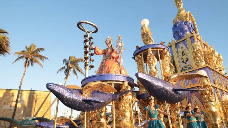 La Reina del Carnaval 2025, Lucero I, engalana el primer desfile de este domingo.