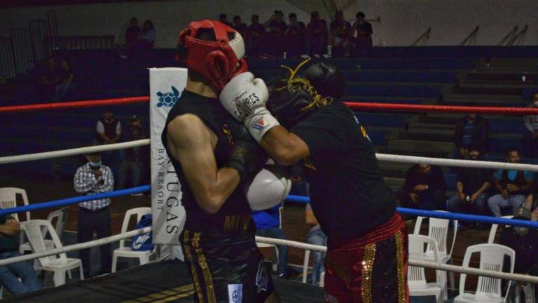 La función contó con peleas de boxeo y lucha.