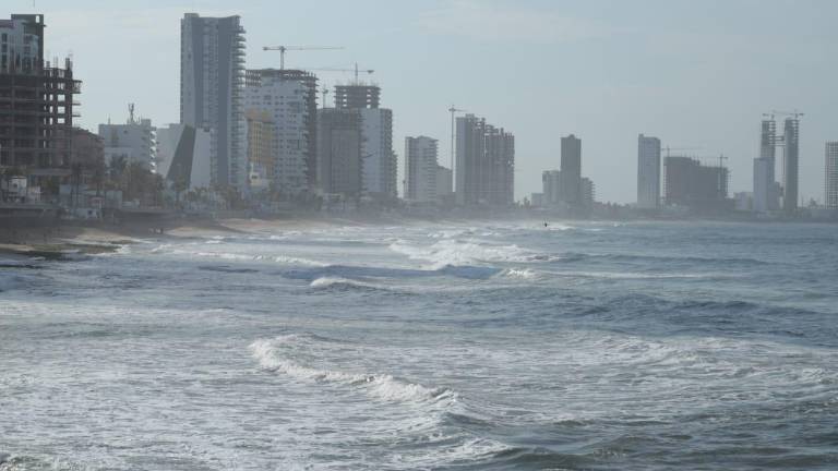 Población debe atender las alertas de seguridad en playas de Mazatlán, señala Protección Civil Municipal.