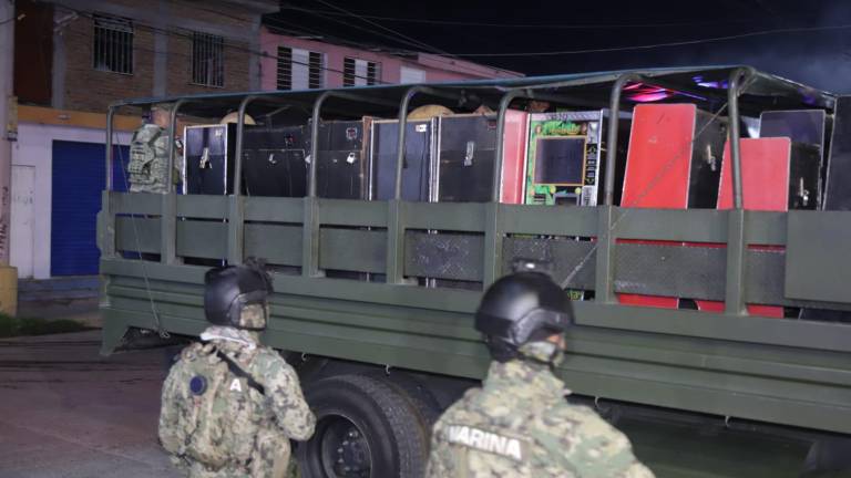 Las máquinas fueron sacadas de los negocios y transportadas en camiones de las Fuerzas Federales.