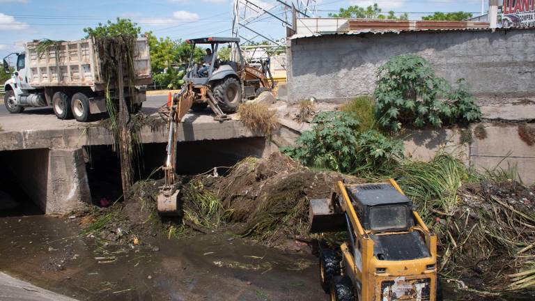 Este miércoles trabajos continuaron en el pluvial de Barrancos.