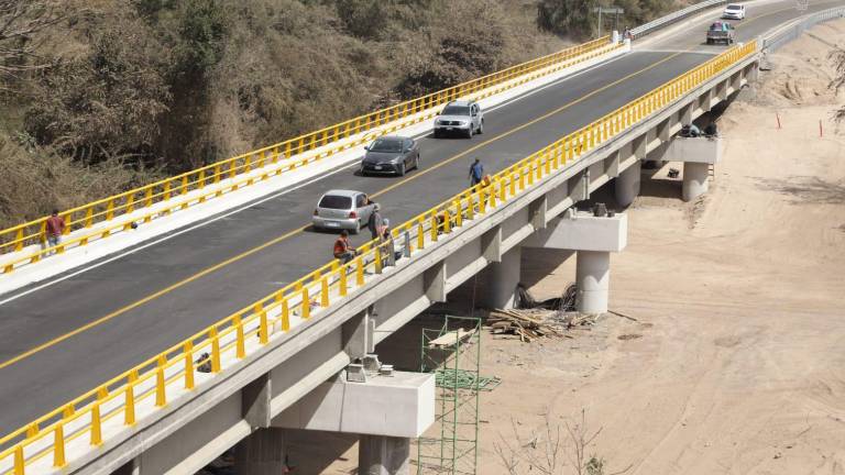 El puente de El Quelite, en Mazatlán, fue reconstruido después de que colapsó en 2021 por efectos del huracán Nora.