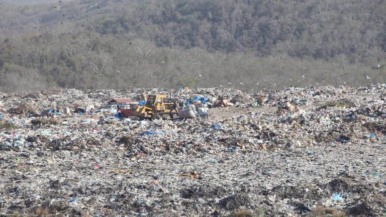 El basurón municipal de Mazatlán se espera que sea cerrado en su totalidad en enero.
