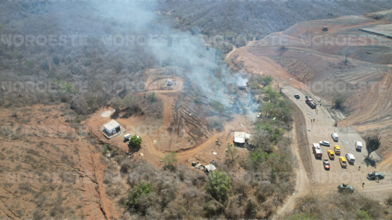Una columna blanca de humo se elevó sobre lo alto del cerro y alertó a los cuerpos de auxilio sobre la explosión en un almacén de pólvora.