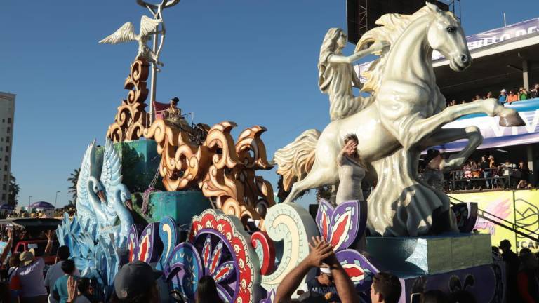 Aitana, la “Reinita” viral del Carnaval, ya posa sobre un carro alegórico con el que desfilará.