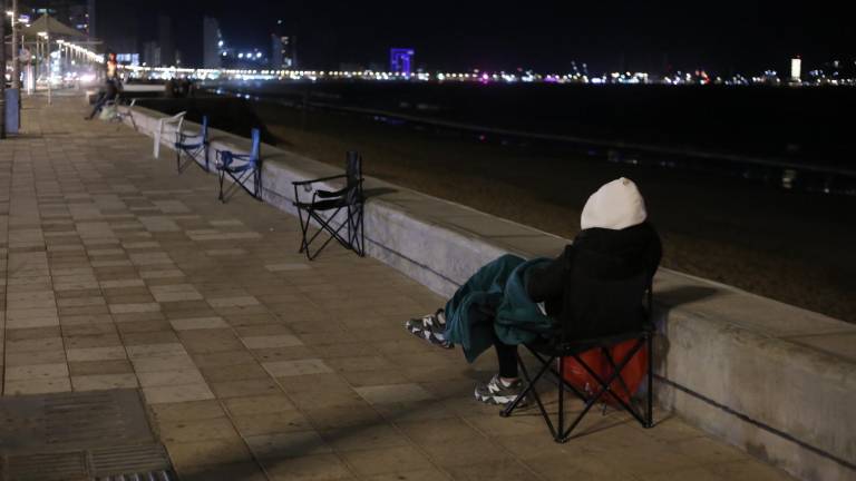 Sobre el malecón de Mazatlán ya comienzan a apartar lugares para el primer desfile.