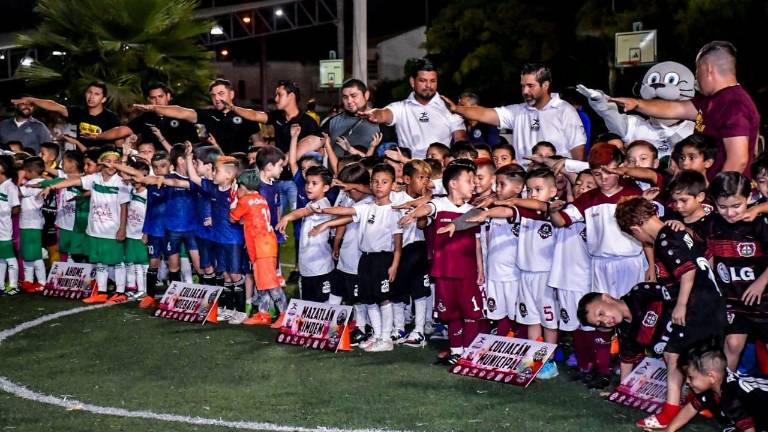 Los participantes rinden la protesta deportiva.
