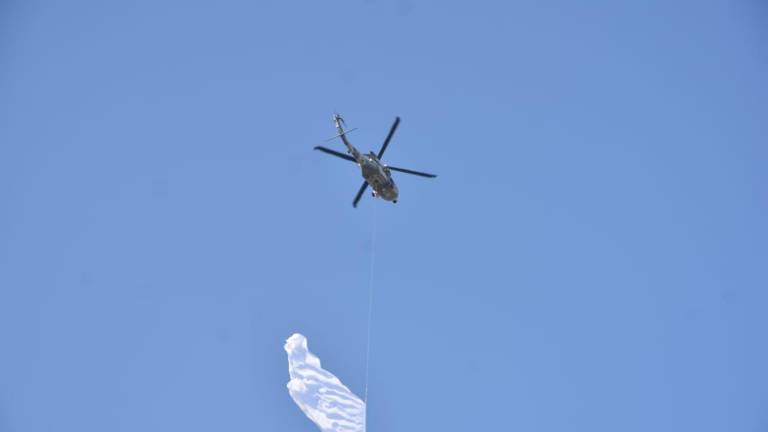 La aeronave traía enganchada una bandera blanca.