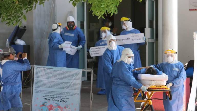 Doctores en un hospital del sector salud.