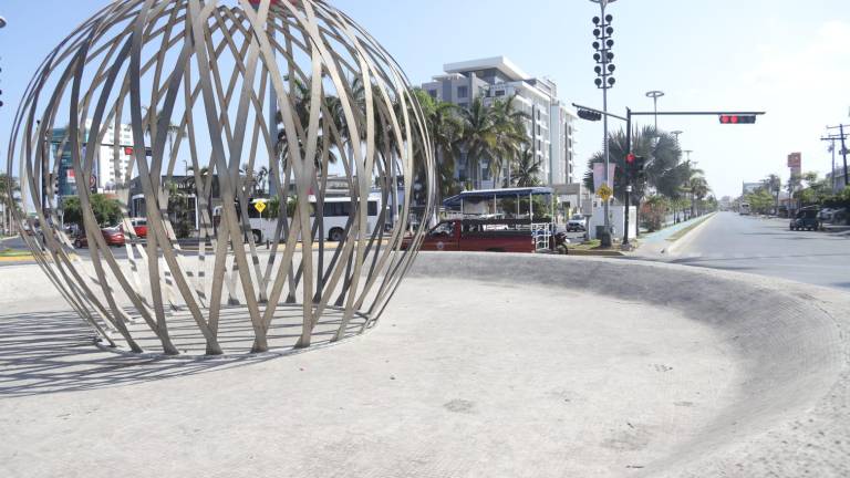 Este monumento se encuentra postrado sobre una fuente seca y con signos de óxido que evidencian la falta de mantenimiento.